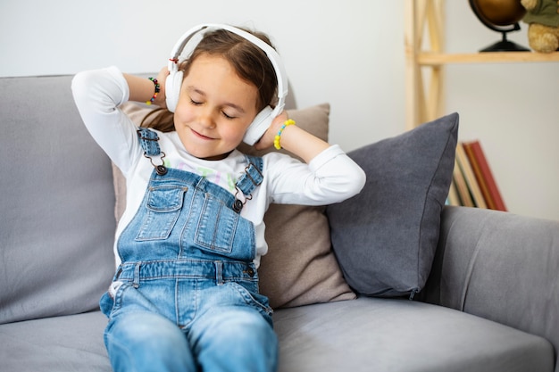 Petite fille écoutant de la musique avec des écouteurs