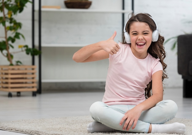 Petite fille, écouter de la musique avec des écouteurs