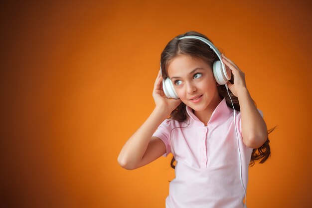 Petite fille, écouter musique, sur, elle, casque