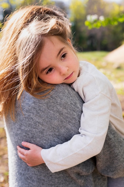 Petite fille, embrasser, mère, grand plan