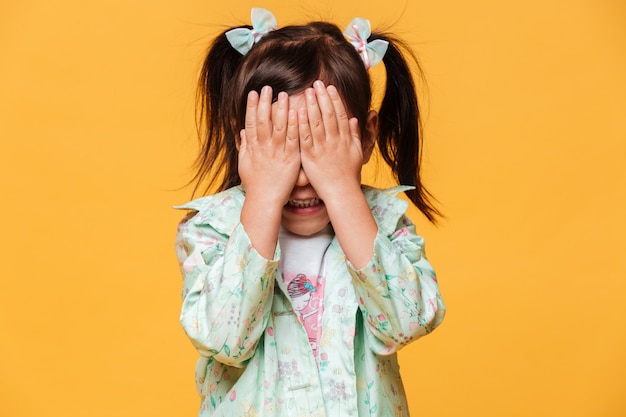 Petite fille enfant debout isolé