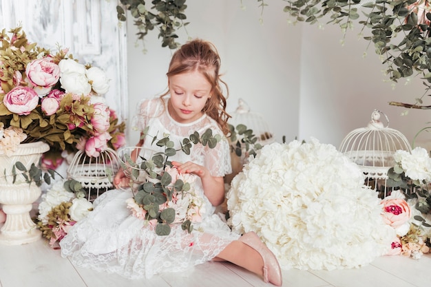 Petite fille entourée de fleurs