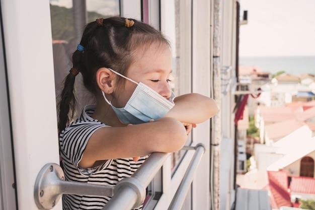 Une petite fille est tombée malade en vacances la jeune fille manque à la maison à cause de la maladie des enfants dans un centre médical...