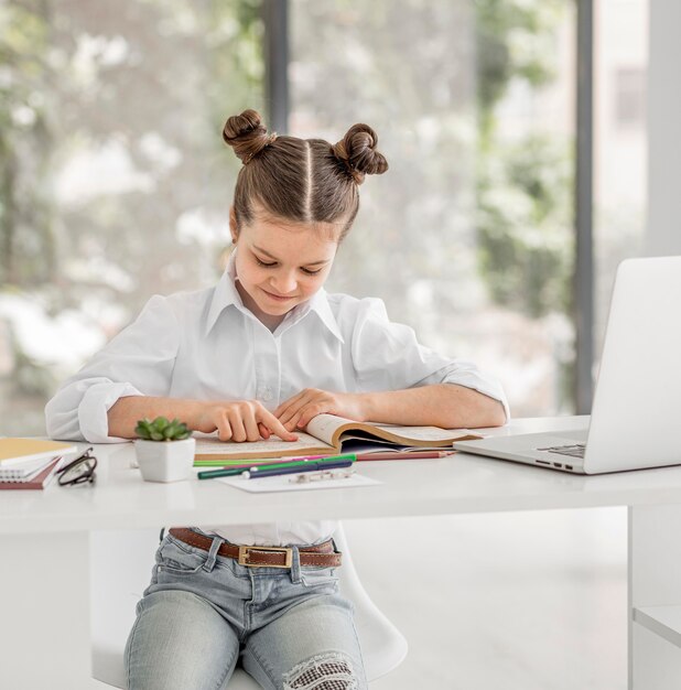 Petite fille étudie avant les cours