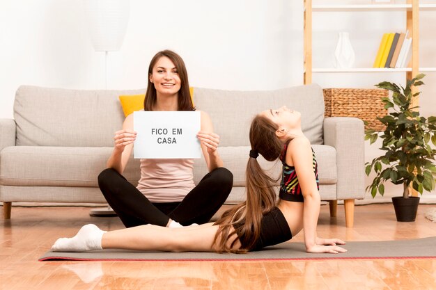 Petite fille exerçant avec maman