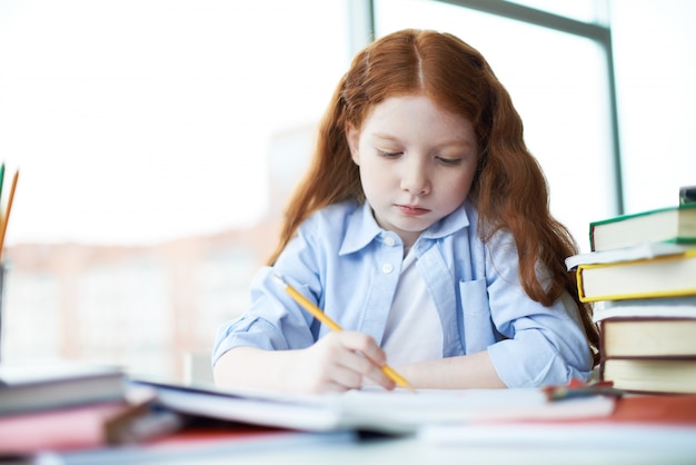 Petite fille faire ses devoirs