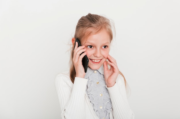 Petite fille faisant un appel téléphonique