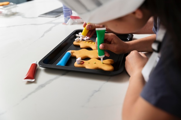 Petite fille faisant des biscuits de pain d'épice