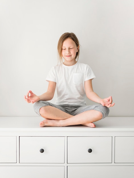 Petite fille faisant du yoga