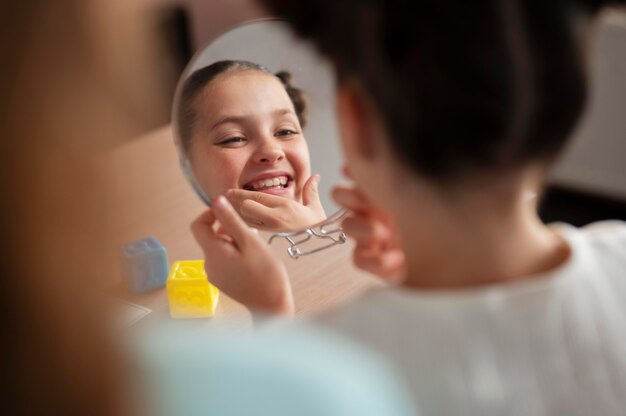 Petite fille faisant de l'orthophonie dans une clinique