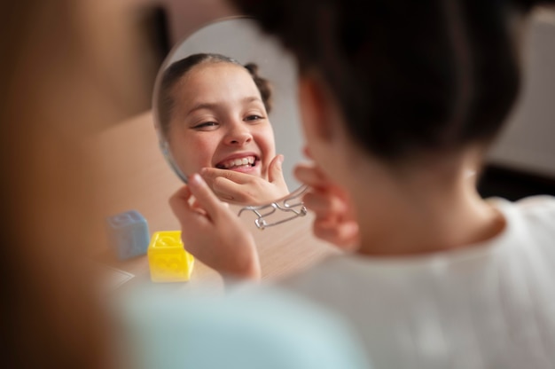 Petite fille faisant de l'orthophonie dans une clinique