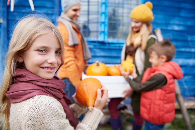 Petite fille en famille pendant la récolte d'automne