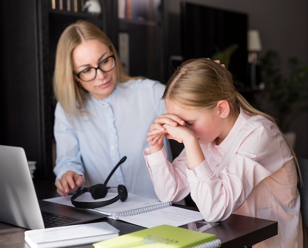 Petite fille fatiguée à la maison