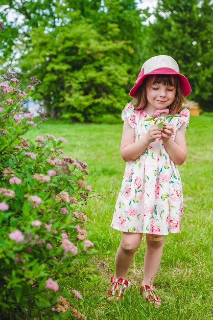 Petite fille avec des fleurs à la main