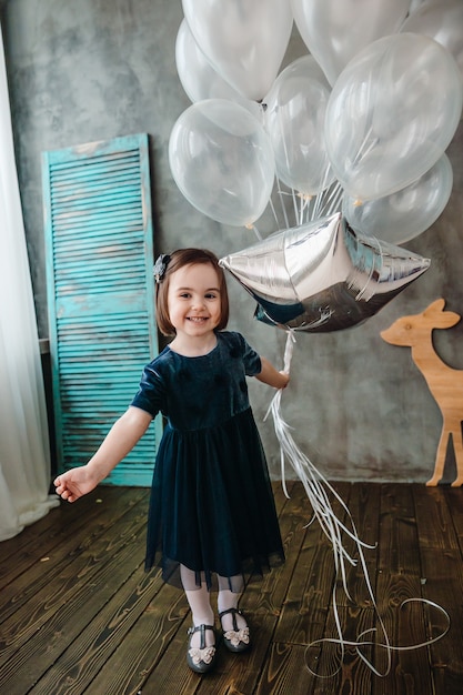 La Petite Fille Garde Des Ballons Dans La Chambre