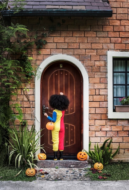 Petite fille habillée pour Halloween