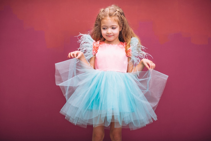 Photo gratuit petite fille en jolie robe