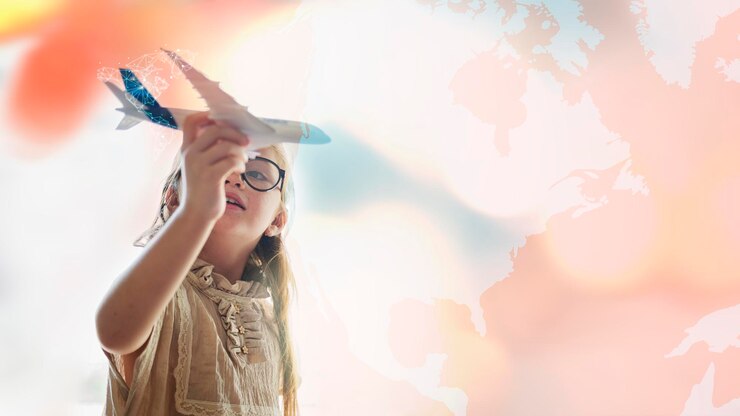 Photo gratuit petite fille jouant avec un avion jouet