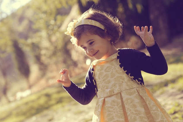 Petite fille jouant dans le parc