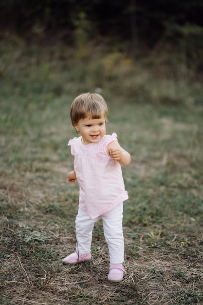 Petite fille jouant dans parc