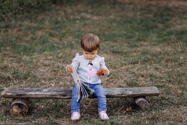 Petite fille jouant dans parc