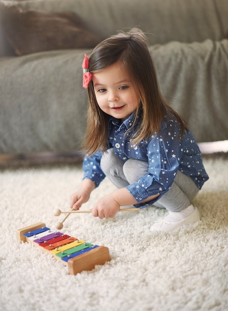 Enfant Fille Joue Avec Jouet Éducatif Intérieur Banque D'Images et Photos  Libres De Droits. Image 40868750