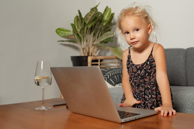 Petite fille jouant sur ordinateur portable. Photo de haute qualité