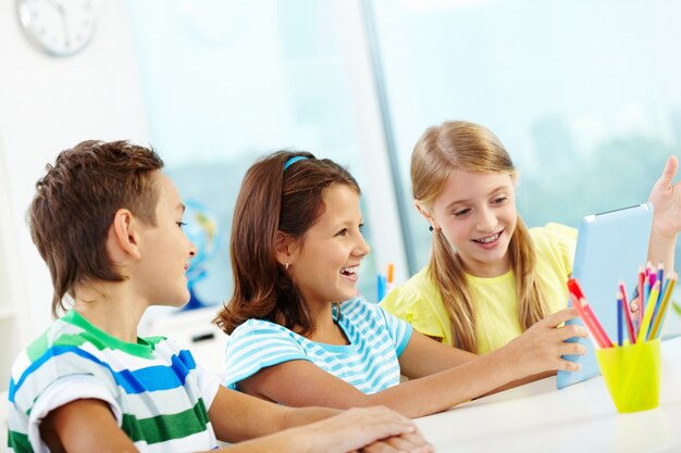 Petite fille jouant avec ses camarades de classe