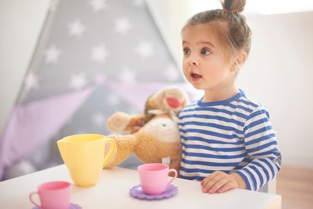 Petite fille jouant avec ses jouets