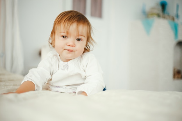 Petite fille à la maison