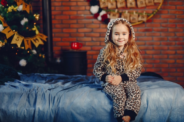 Petite fille à la maison