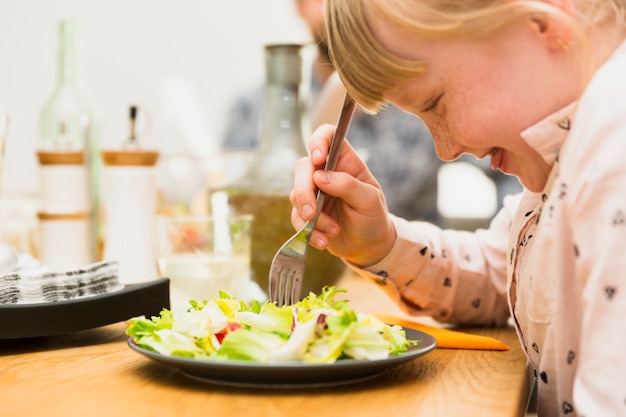 Petite fille à manger un plat savoureux