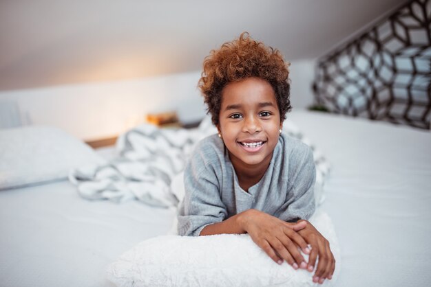 Petite Fille Metisse Allongee Sur Le Lit Regardant La Camera Photo Premium Petite Fille Metisse Allongee Sur Le Lit Regardant La Camera Photo Premium