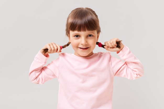 Petite Fille Mignonne D'âge Préscolaire Regarde L'avant Avec Le Sourire