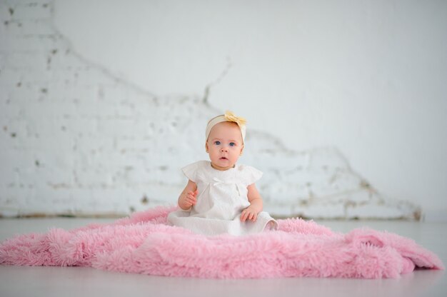 Joli Beau Bebe Avec De Grands Yeux Se Trouve Sur Le Lit Photo Premium