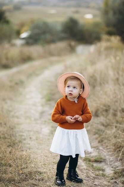 Petite fille mignonne à l'extérieur dans le parc, temps d'automne