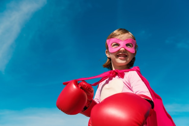 Photo gratuite petite fille mignonne jouant au super-héros nous sommes fiers de soutenir hope