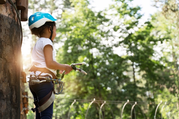 Petite fille mignonne s'amusant dans un parc d'aventure