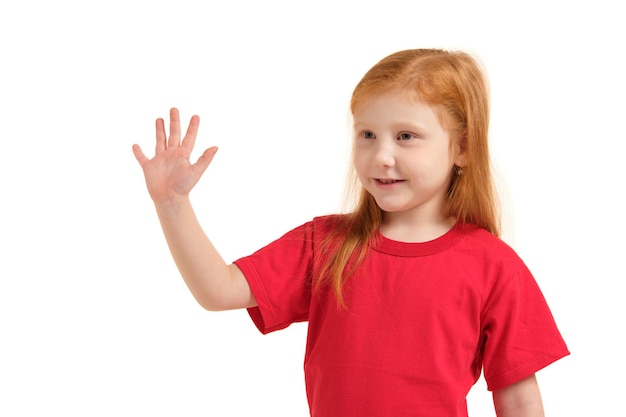 Une petite fille montre un geste - cinq doigts, isolés sur fond blanc