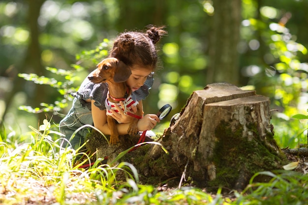 Petite fille participant à une chasse au trésor