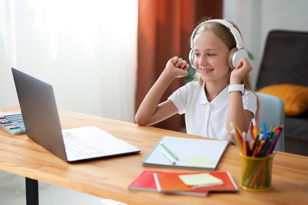 Petite fille participant à des cours en ligne