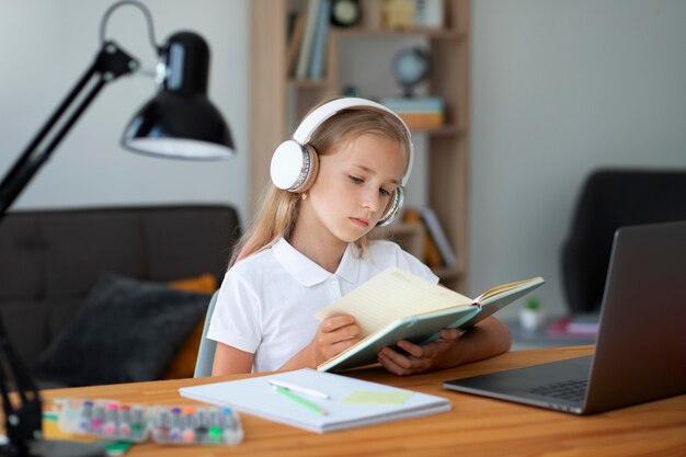 Petite fille participant à des cours en ligne