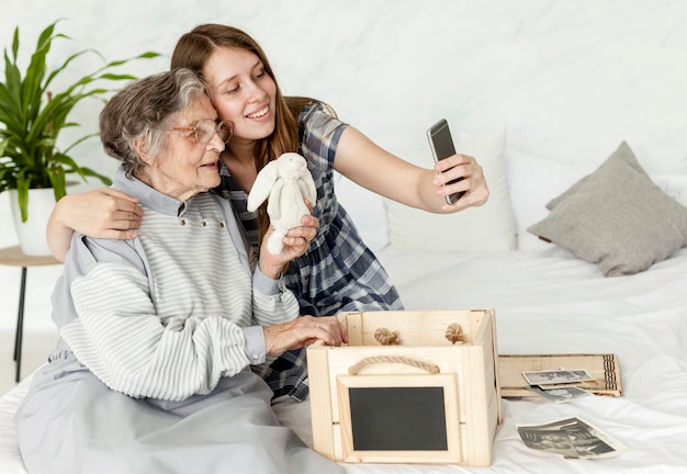 Photo gratuite petite-fille passe du temps avec sa grand-mère