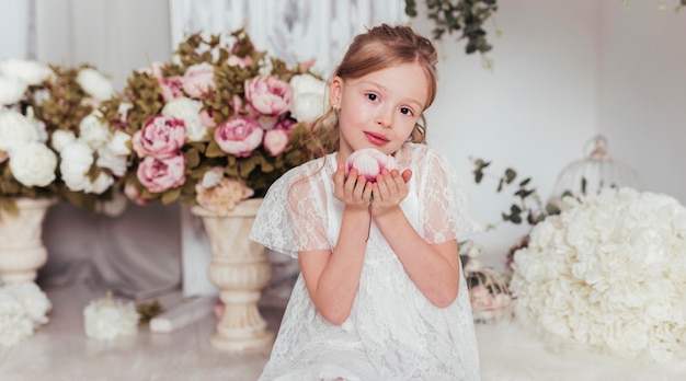 Petite fille, poser, à, fleur