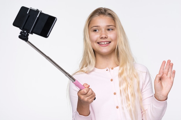 Photo gratuite petite fille prenant des selfies d'elle-même