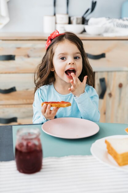 Petite fille prend son petit déjeuner