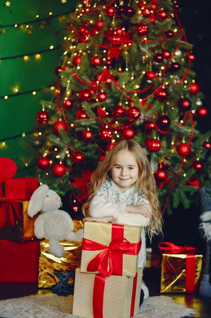 Petite fille près de noël trre