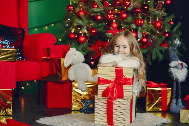 Photo gratuite petite fille près de noël trre