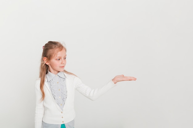 Petite fille présentant un fond