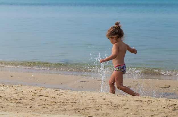 petite fille qui court sur la plage, émotions joyeuses